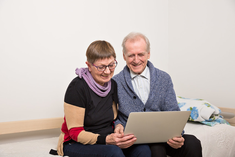 kuvituskuva: kaksi ihmistä katsoo tablettia